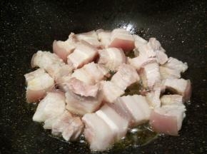 锅里加适量油（不用加很多，等会五花肉也会煎出油汁的）放五花肉翻炒，