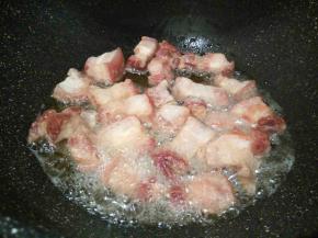 看看，出来好多油，这时候，可以把锅里的油倒出来一点，不然太腻了