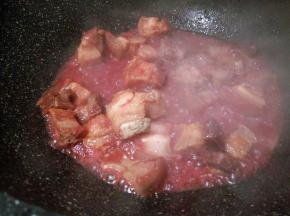 加入腐乳汁翻拌，加点生姜，蒜泥，盐，