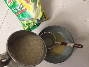 然后利用网筛将蛋液通过网筛倒入碗里