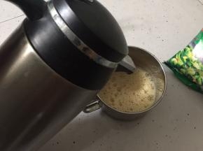 再加入适量温开水搅拌均匀