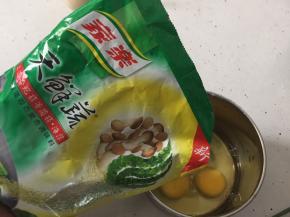 鸡蛋磕入碗中加入家乐天鲜蔬