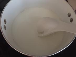 倒入所有纯牛奶后开小火煮开，边煮边搅拌