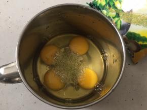 加入少许盐，用打蛋器搅拌均匀