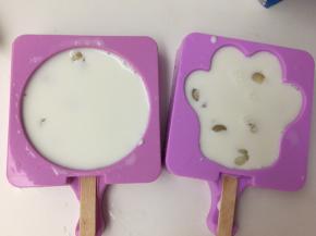 龙眼肉会自己浮起来均匀分布整个模具，所以不用担心沉底的哦