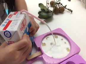 将纯牛奶挤入模具中