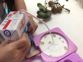 将纯牛奶挤入模具中