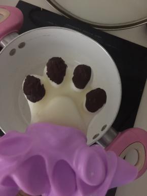 取出凝固的冰棒，给熊脚抹上巧克力，小朋友抹得不好看不要嫌弃哦，哈哈