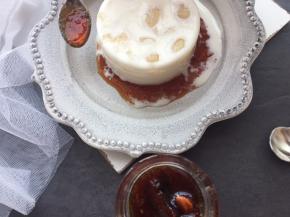 然后勺入自制的山楂膏果酱（做法见我的菜谱）