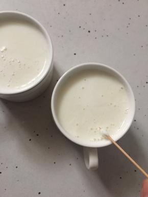 用牙签挑去气泡后凝固即可享用，放冰箱冷藏口感更佳哦