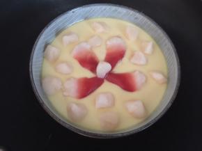 待蛋液稍微凝固了就放入洗净的鲜贝和北极贝