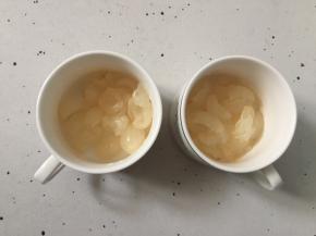 将龙眼去皮去核撕成小块后放入咖啡杯里