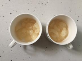将龙眼去皮去核撕成小块后放入咖啡杯里