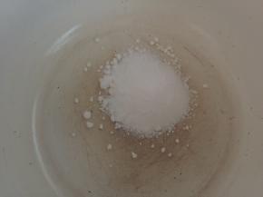 取白凉粉放入锅中