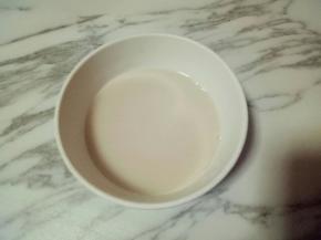 酵母粉加入适量温水，让其自然融化。