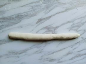 取一小块面团，搓成长条状。