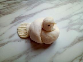 用手捏出头部和嘴巴。再用黑芝麻做小鸟的眼睛。这样小鸟就完成了，依次做完。