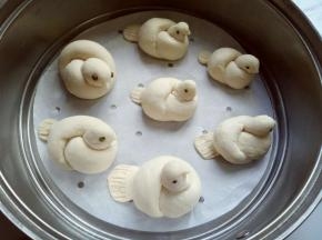 放入蒸锅，并间隔距离，如图。二次发酵15分钟，发至明显比原来大，可以开蒸。
大火烧开，上汽后蒸15分钟，关火闷3分钟。(切记不要关火就打开，记得不要动闷3分钟)