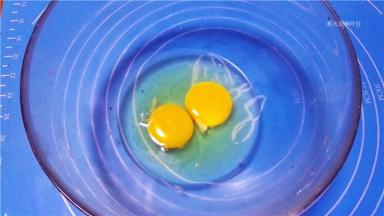 鸡蛋磕入容器内