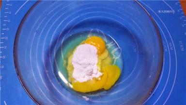 鸡蛋里加入细砂糖