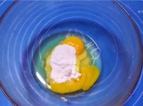 鸡蛋里加入细砂糖