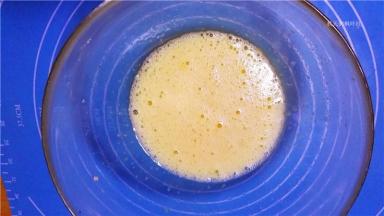 搅打至蛋液起泡即可，手法随意，搅散了，起泡泡就可以了