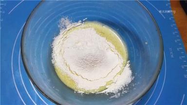 筛入低筋面粉和盐