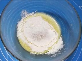筛入低筋面粉和盐