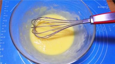 将混合物搅拌均匀