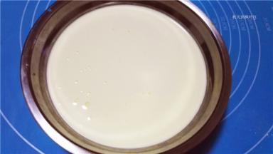 牛奶和淡奶油放在一个大碗里，混合均匀