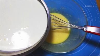 将混合物缓缓的加入到蛋液中