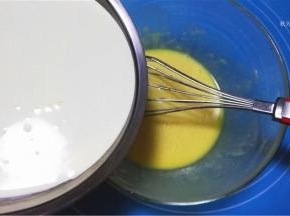 将混合物缓缓的加入到蛋液中