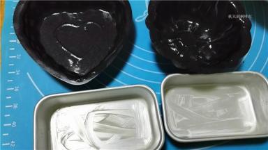 模具内涂抹软化好的黄油