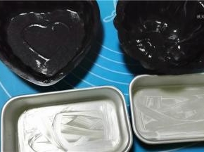 模具内涂抹软化好的黄油