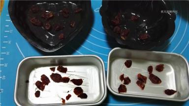 在模具内铺好蔓越莓干