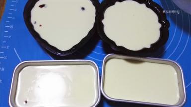 将搅拌好的面糊倒入模具内