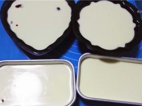 将搅拌好的面糊倒入模具内
