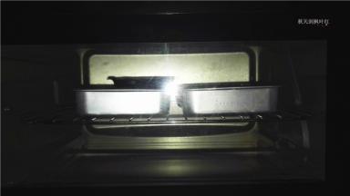 放入提前预热好的烤箱，中层，180度50分钟