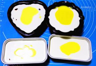 涂抹完模具还剩余的黄油放入小锅中，小火加热成棕黄色，我加热的时间短，颜色比较浅
用过滤网过滤多余的杂质，浇在面糊中