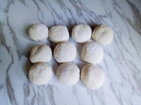 发酵好的面团加少许干粉揉光滑，分成等份的小面团(大小可以根据个人喜欢)