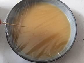 然后盖上保鲜膜用牙签在保鲜膜上戳孔