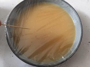然后盖上保鲜膜用牙签在保鲜膜上戳孔