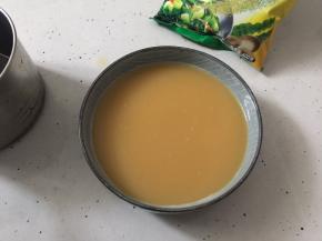 挑去碗中蛋液的鱼眼