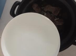 然后将炒好的杜仲和猪尾骨放入砂锅中加入清水
