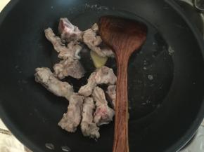 然后将热水倒掉，用清水将血沫冲洗干净