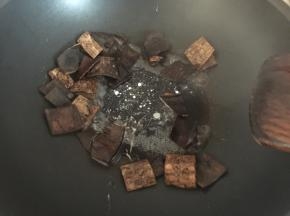 倒入适量盐水