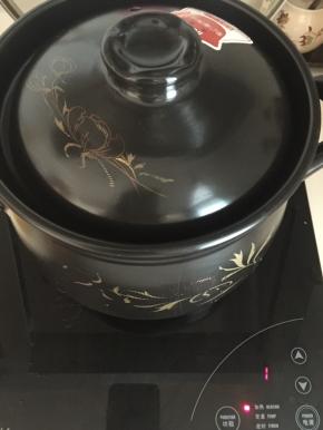 煮沸后转小火慢煲剩一碗水即可