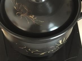 煮沸后转小火慢煲剩一碗水即可