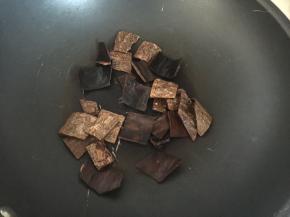 然后将杜仲放入锅里翻炒