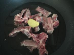 猪尾骨放入开水锅中加入姜片焯去血沫